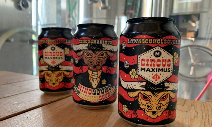 Drie blikjes Mino Souro van de Maximus Brouwerij op tafel in de bierbrouwerij